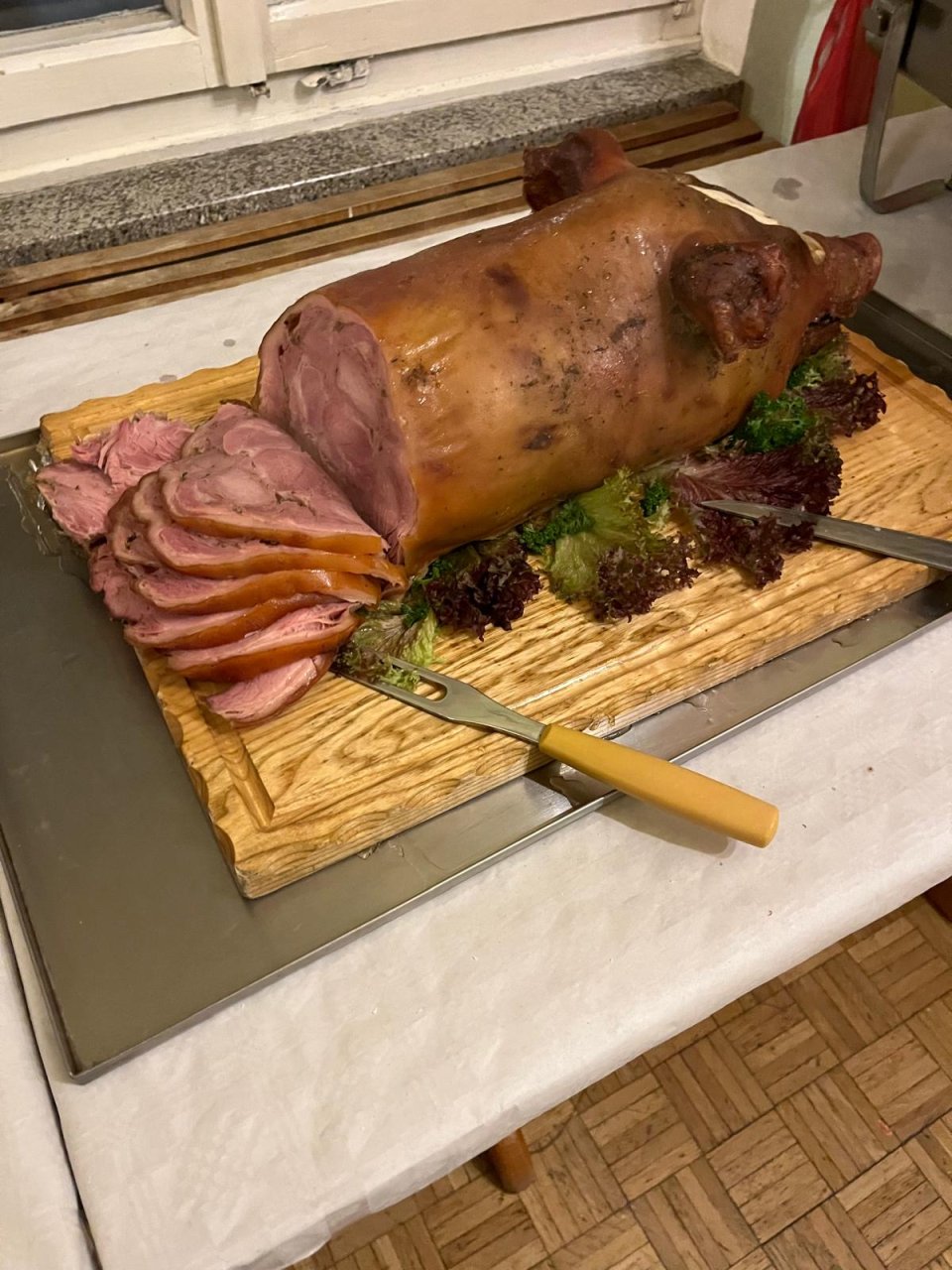 Schinkenplatte, frisch aufgeschnitten