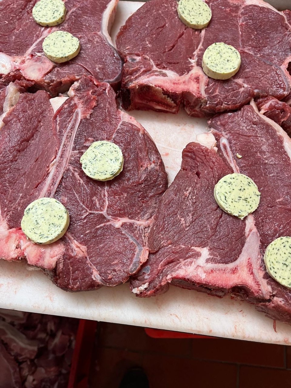 Frische Steaks mit Kräuterbutter aus eigener Herstellung