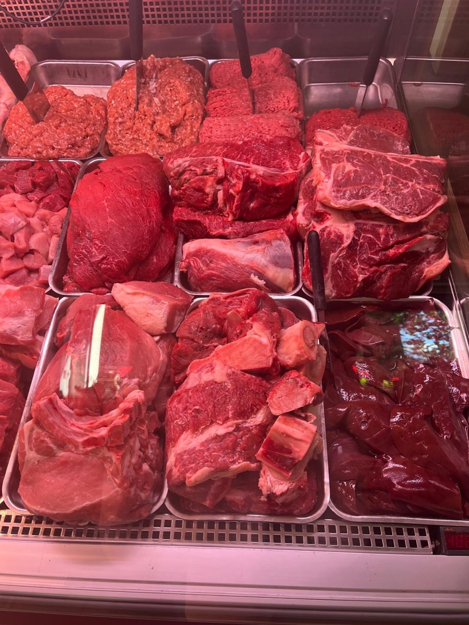 Vielfalt an Aufschnitt und Wurstwaren in der Theke